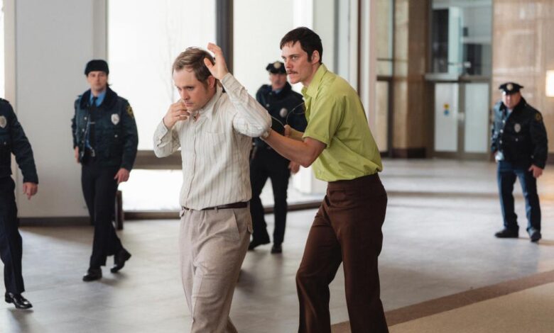 ‘Dead Man’s Wire’ Review: Bill Skarsgård In Gus Van Sant’s True Story That Luigi Mangione Might Like...